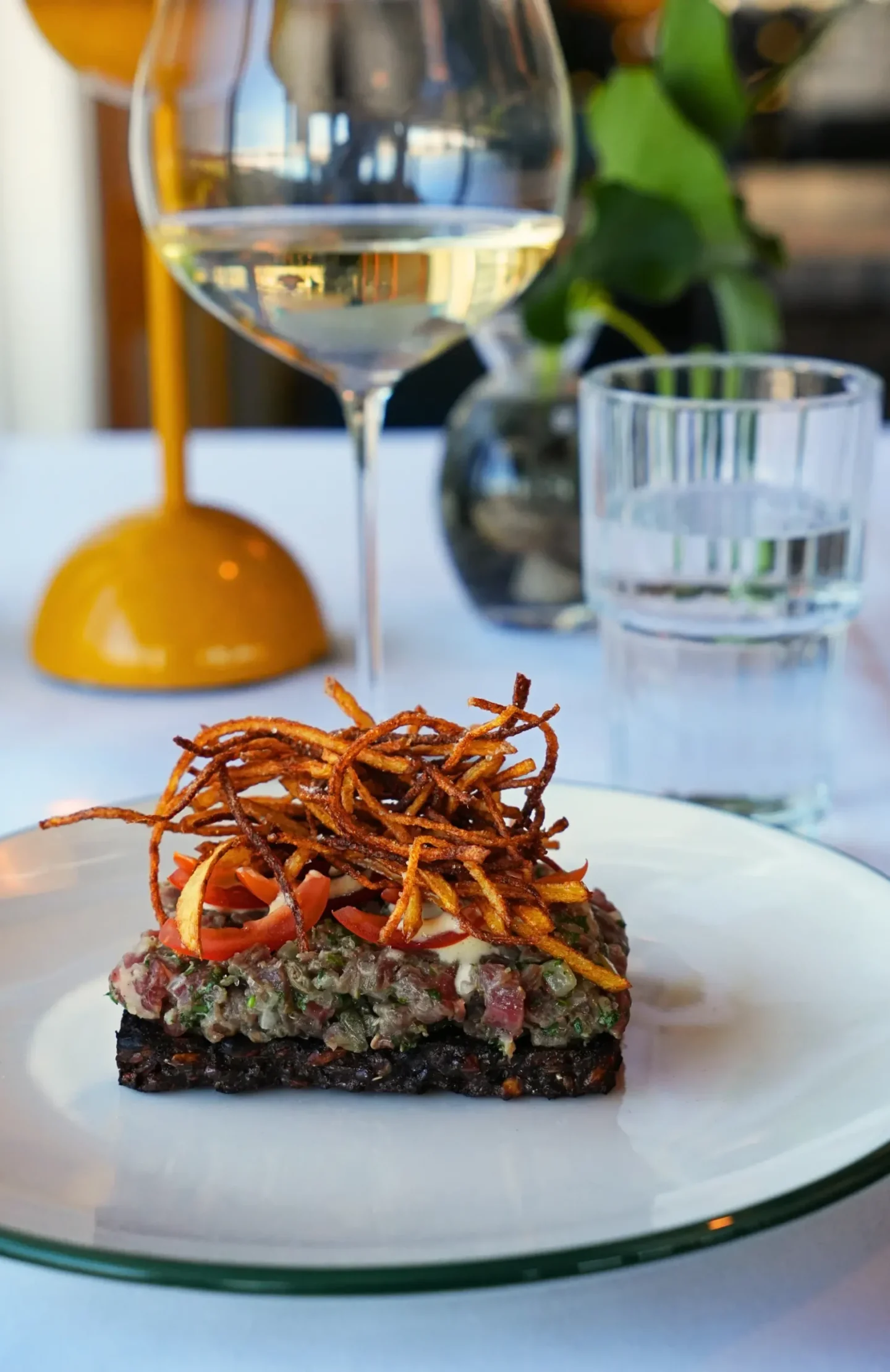 Design uden navn (9) Anrettet ret og vin hos Bistro Solera