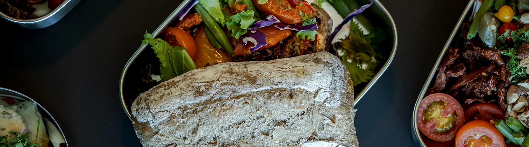 Dabba veggie sandwich og salat