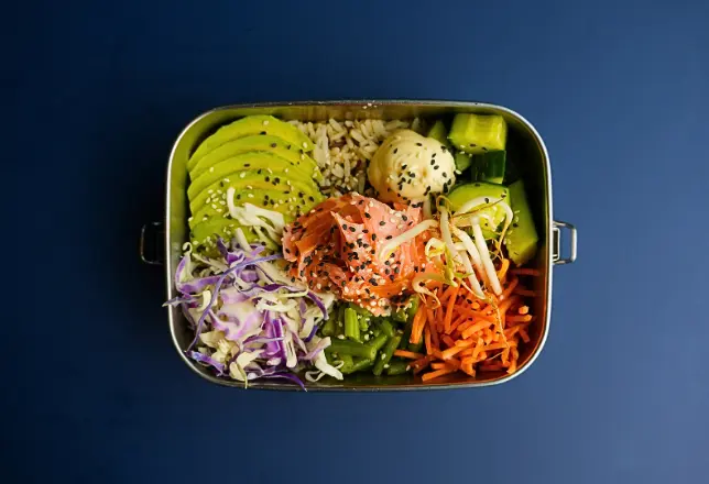 Lækker pokebowl med laks, grøntsager og dressing med masser af smag.