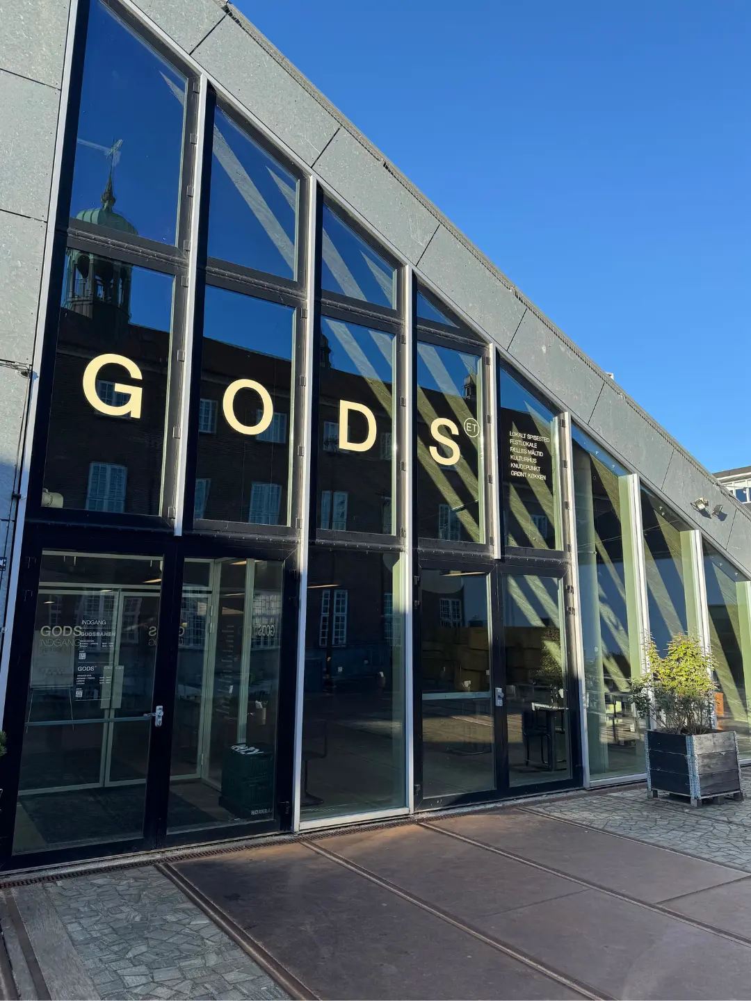 Indbydende facade af GODS