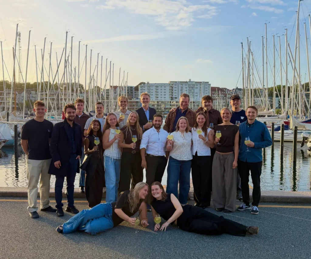 Hele On Grass Solution holdet til en fantastisk afslutningsfest