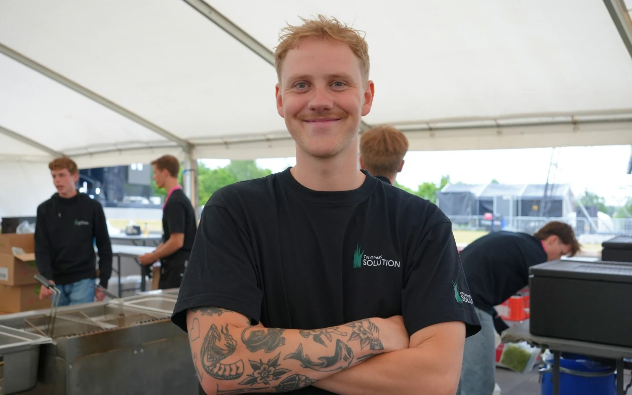 Imøddekommende On Grass Solution projektleder, klar til at tage en snak.