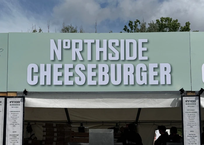 Indbydende facade til Northside Cheeseburgeren.